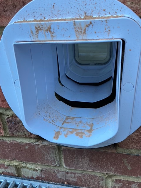 Poorly fitted cat flap